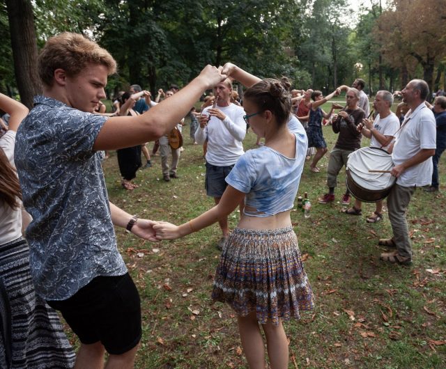 Gyűljünk a rétre – Szabadtéri margitszigeti moldvai csángó táncház a Sültü Zenekarral